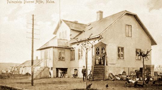 Villa Liljeborg i hörnet Köpmansgatan/Allevägen vid Malens torg. Här som Palmquists speceri- och diversehandel. Byggdes 1904. OBS! Hönsen ute på trottoaren