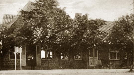 Grand kafé och conditori byggdes 1903 av Strömberg. 1920 övertogs kaféet av Josefina Bengtsson. Oscar Angel köpte kaféet 1931 och ändrade namnet till Angels kafé. 1936 köptes kaféet och bageriet av Knut Jönsson som i sin tur ändrade namnet till Knut Jönssons bageri och kafé. Idag är kaférörelsen nedlagd, är enbart bageri.