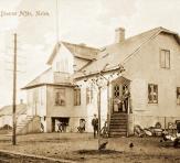Villa Liljeborg i hörnet Köpmansgatan/Allevägen vid Malens torg. Här som Palmquists speceri- och diversehandel. Byggdes 1904. OBS! Hönsen ute på trottoaren