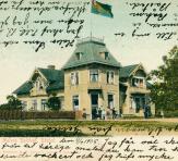 Villa Harald med unionsflaggan i topp. Bl.a. Holmbergs speceri- och manufakturaffär