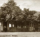 Grand kafé och conditori byggdes 1903 av Strömberg. 1920 övertogs kaféet av Josefina Bengtsson. Oscar Angel köpte kaféet 1931 och ändrade namnet till Angels kafé. 1936 köptes kaféet och bageriet av Knut Jönsson som i sin tur ändrade namnet till Knut Jönssons bageri och kafé. Idag är kaférörelsen nedlagd, är enbart bageri.