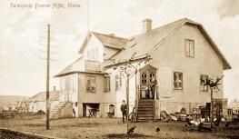 Villa Liljeborg i hörnet Köpmansgatan/Allevägen vid Malens torg. Här som Palmquists speceri- och diversehandel. Byggdes 1904. OBS! Hönsen ute på trottoaren